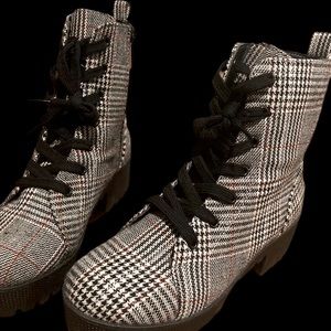 Women plaid combat boots. Size 6.5